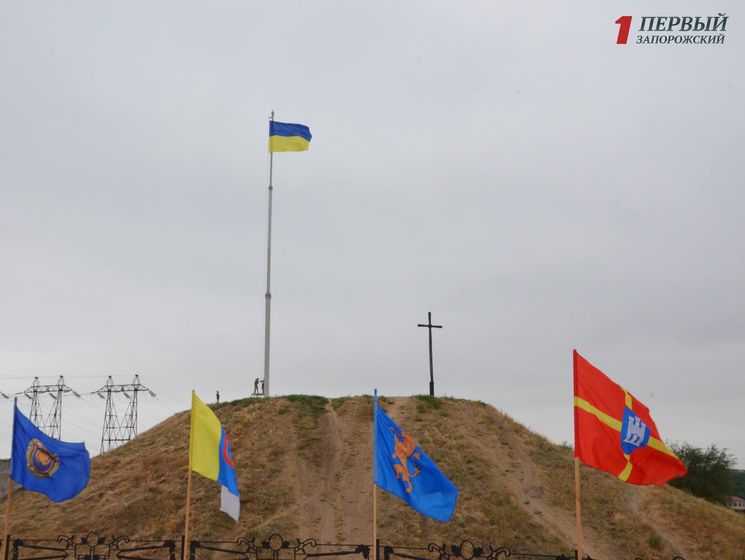 ﻿У Запоріжжі прапор України підняли на 90 метрів над Дніпром