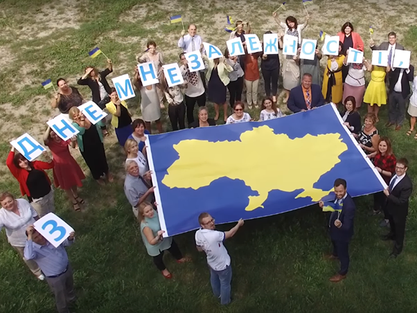 ﻿Посольство США заспівало "Добрий ранок, Україно" у привітанні до Дня Незалежності. Відео