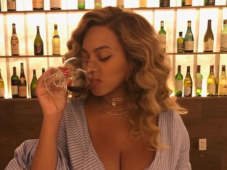 Бейонсе надела облегающее миниплатье