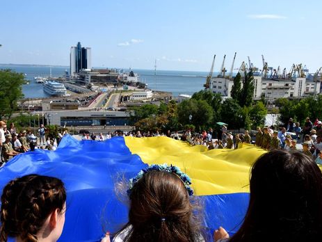 Военные моряки вместе с одесситами развернули на Потемкинской лестнице украинский флаг. Фоторепортаж