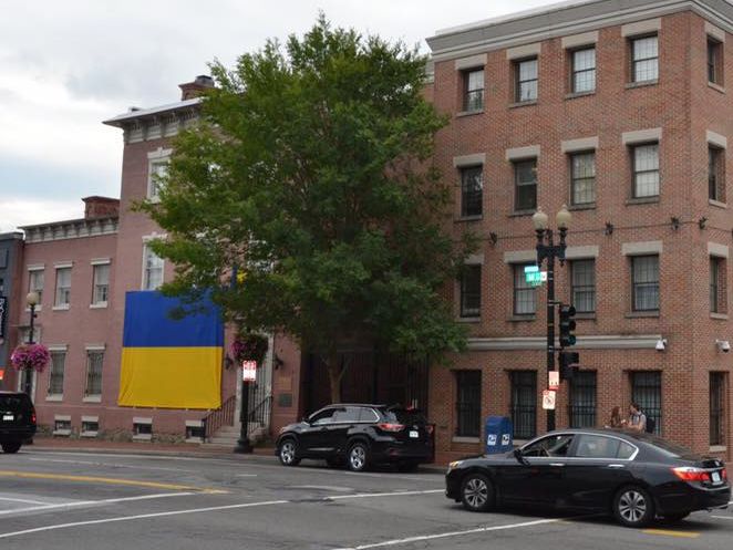 ﻿На будівлі посольства України в центрі Вашингтона розгорнули великий український прапор