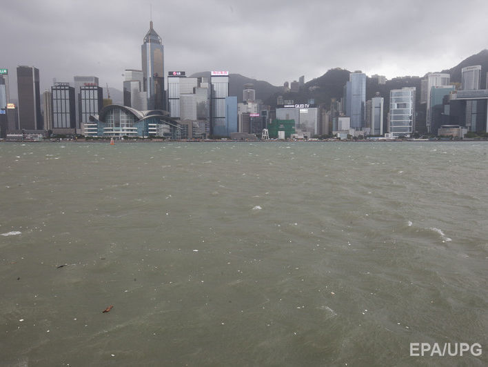 В сети опубликовали запись, как на побережье Макао обрушился тайфун. Видео
