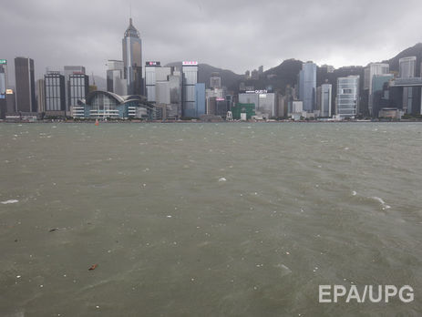 В сети опубликовали запись, как на побережье Макао обрушился тайфун. Видео