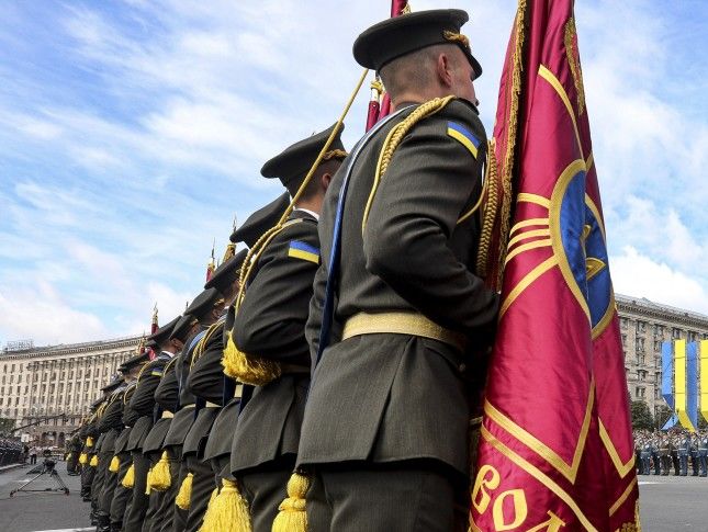 Порошенко присвоил почетные наименования воинским частям ВСУ