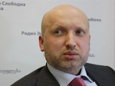 Турчинов потребовал уволить глав МВД в Луганской и Донецкой областях