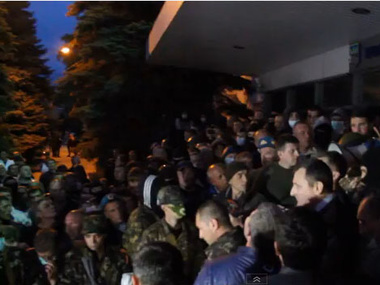 Луганские сепаратисты с автоматами Калашникова штурмуют областное управление милиции