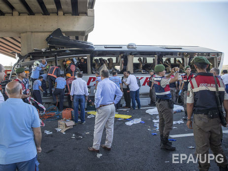 В Турции пассажирский автобус врезался в мост, погибло пять человек