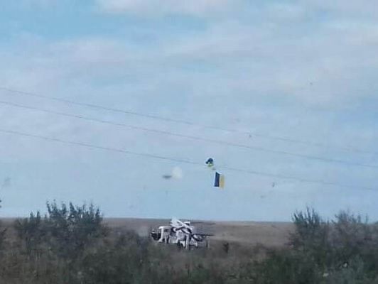 ﻿У Коктебелі вивісили український прапор на лінії електропередач. Відео