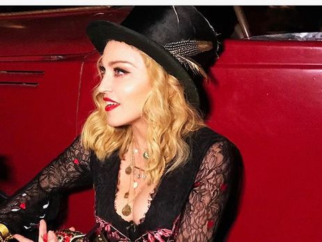 Одна из удочеренных Мадонной близняшек-африканок накрасила губы