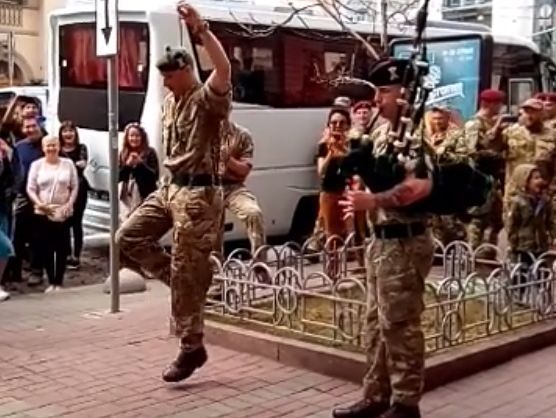 В Киеве военнослужащий НАТО станцевал под волынку. Видео