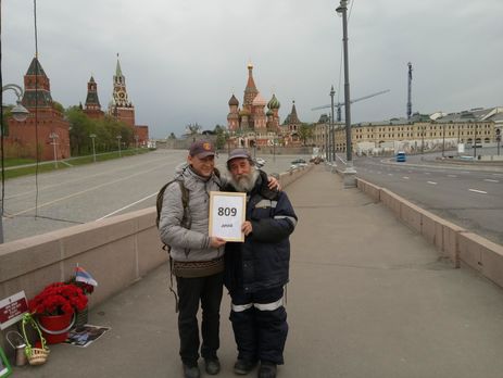 Иван Скрипниченко (слева) на мосту Немцова