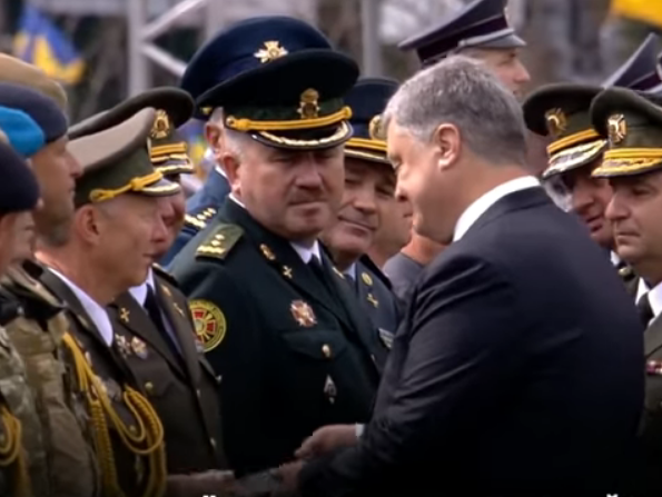 Порошенко не пожал руку главе Нацгвардии во время военного парада. Видео
