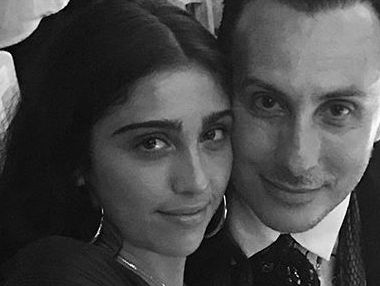 Старшая дочь Мадонны позировала в объятиях фотографа