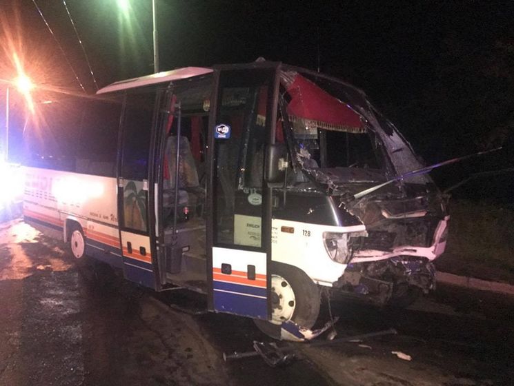 ﻿В Одесі автобус зіштовхнувся з позашляховиком: 11 осіб поранено, одна загинула