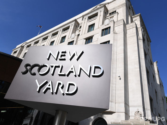 ﻿Інцидент із нападом на поліцейських біля Букінгемського палацу розслідують детективи з контртерористичного відділу Скотланд-Ярду