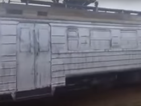 ﻿Невідомі розмалювали фарбою поїзд 