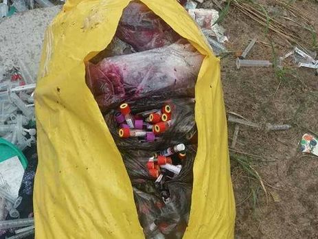 В Киевской области обнаружили незаконную свалку с медицинскими отходами 