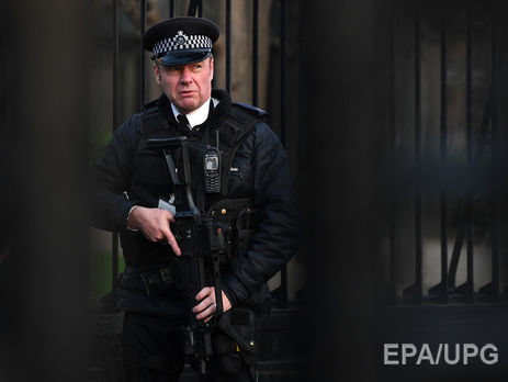 У напавшего на полицейских возле Букингемского дворца был меч длиной более метра