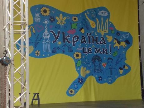 Карту Украины без Крыма сняли и заменили детским плакатом