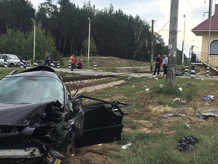 В Киевской области Lexus столкнулся с пассажирским поездом