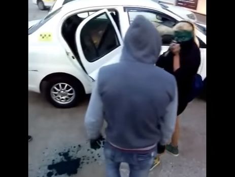 В России таксист заставил девушек, у которых не было денег на проезд, умыться зеленкой. Видео