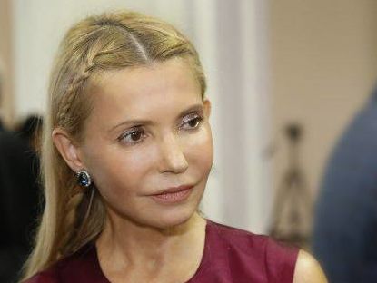 Тимошенко заплела тонкие косички на распущенных волосах. Фоторепортаж