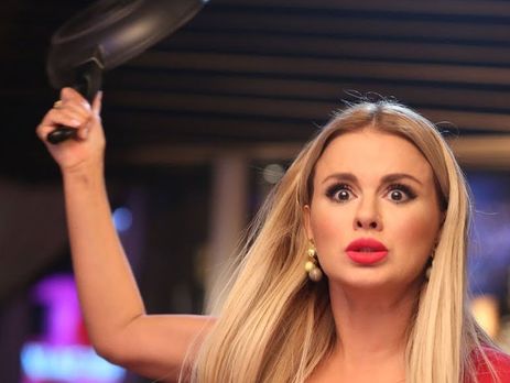 Семенович показала грудь в декольте в клипе 