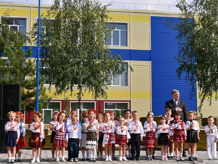 В Донецкой области дети спели гимн Украины с Порошенко. Видео
