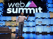 За словами Стамоса, іноді співробітники Facebook помилково видаляють контент, який не порушує правил соцмережі