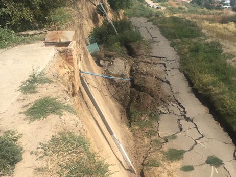 Под Одессой обрушился стометровый участок прибрежного склона. Фоторепортаж