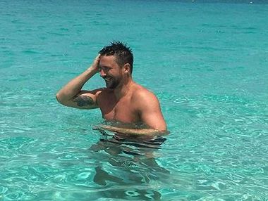 Лазарев показал голый торс