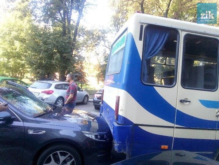 ﻿У Львові автобус із журналістами, які приїхали висвітлювати візит президента, потрапив у ДТП