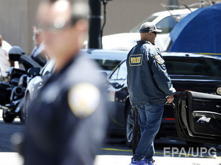﻿У Каліфорнії невідомий обстріляв поліцейських із гвинтівки, один загиблий