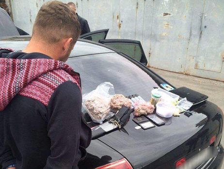 ﻿У прокуратурі повідомили, що Печерський суд заарештував колишнього правоохоронця, який входив до банди наркодилерів