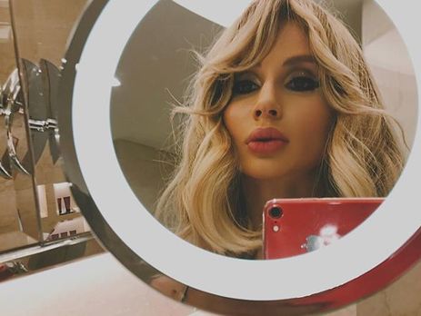 ﻿Дівчина намалювала портрет співачки Loboda у себе на грудях