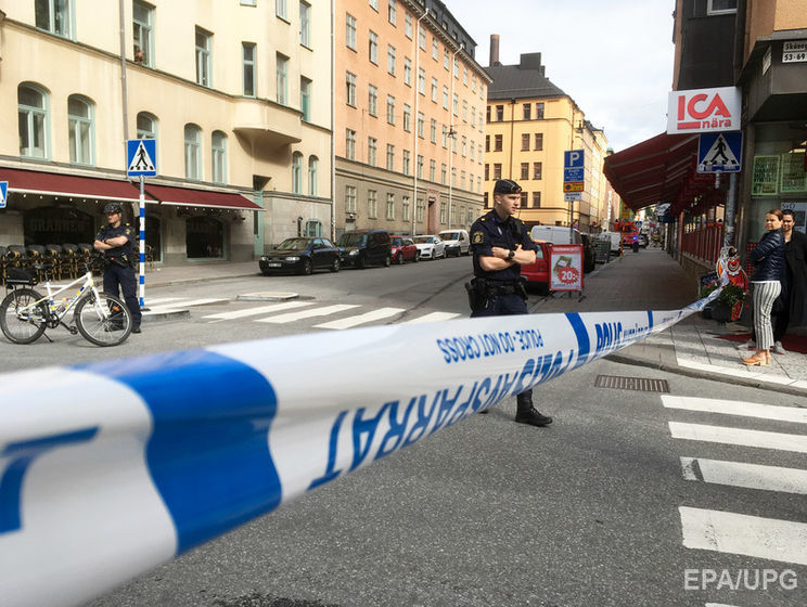 ﻿Перед початком демонстрації проти депортації біженців у Стокгольмі поліцейського вдарили ножем