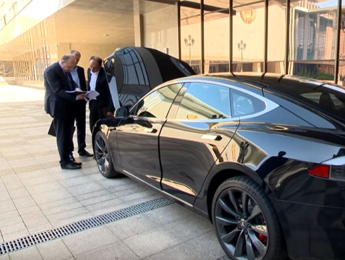 ﻿Лукашенко протестував Tesla і порадив білоруським розробникам "не засовувати батарей до багажника". Відео