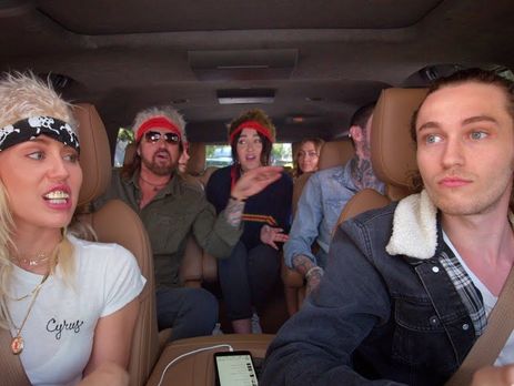 Сайрус спела караоке вместе со своей семьей. Видео