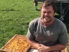 В Новой Зеландии пчеловод на спор 30 секунд просидел без штанов на улье. Видео