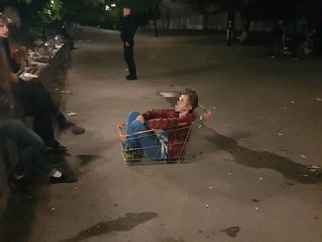 ﻿Святкування Дня першокурсника в парку КПІ: сміття, п'яні студенти, украдені візки із супермаркетів