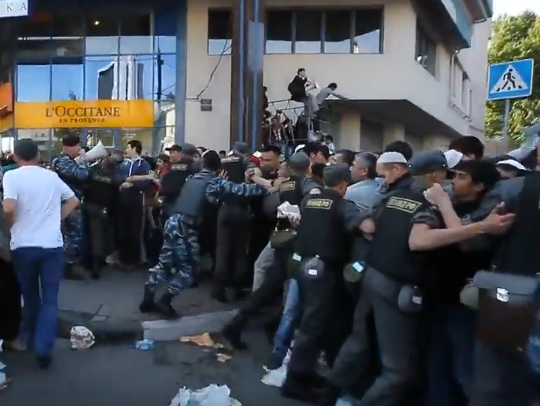 ﻿Навальний продемонстрував, як у Москві проривали поліцейський кордон на Курбан-байрам. Відео