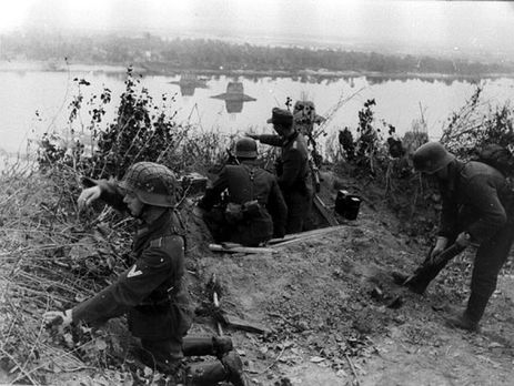 Киевлянка Хорошунова в дневнике 1943 года: Беженцы – это самое страшное. Их гонят под конвоем, через Киев, по пропускам только ночью