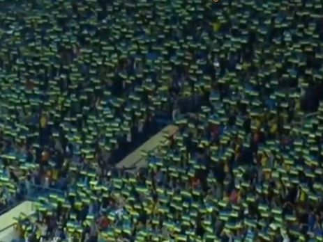 ﻿На стадіоні в Харкові тисячі вболівальників виконали гімн України. Відео