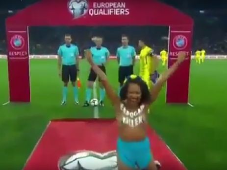 В прямом телеэфире матча в Харькове активистка Femen показала грудь с надписью 