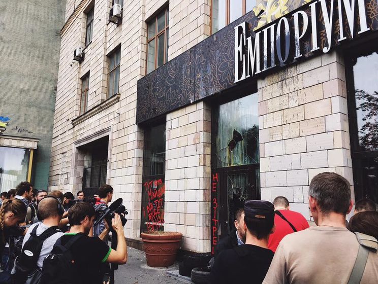 ﻿"Тут був Майдан, і він тут буде вічно!" Активісти розбили двері магазину "Емпоріум", із фасаду якого стерли графіті часів Євромайдану