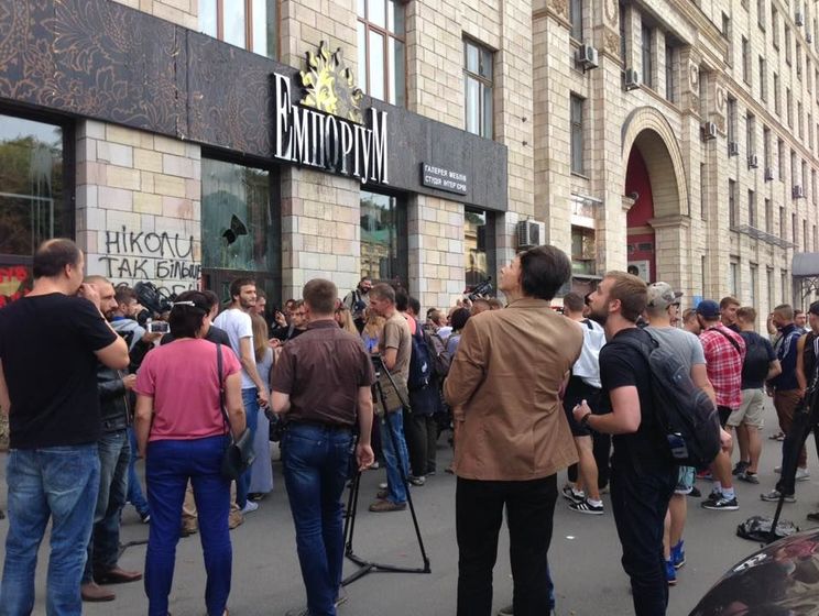 ﻿Художники відновлять графіті часів Євромайдану на фасаді магазину "Емпоріум" у Києві