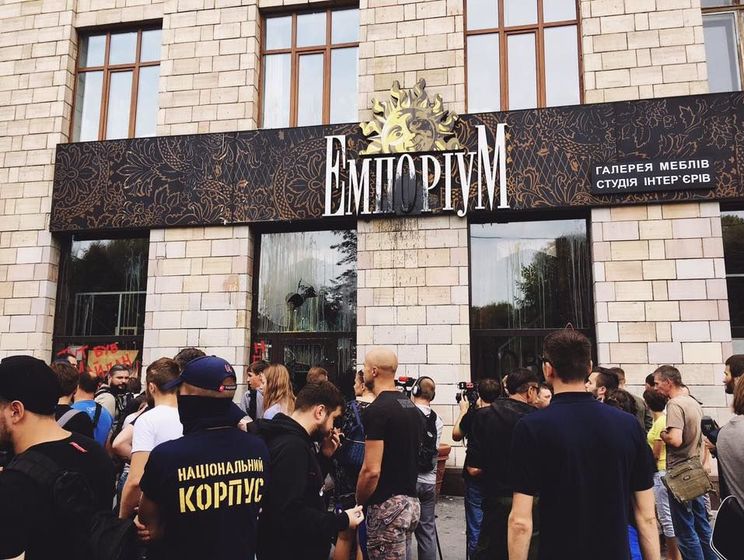 ﻿Власник салону "Емпоріум" заявив, що графіті часів Євромайдану зафарбували "провокатори"