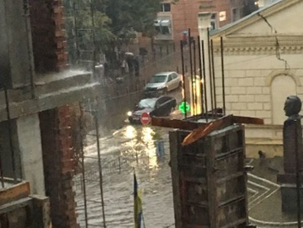 ﻿В Івано-Франківську внаслідок грози підтопило центр міста. Відео