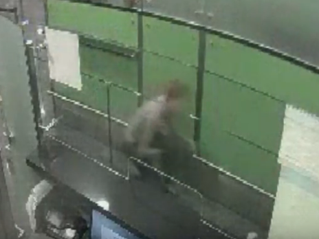 Мужчина попытался обойти контроль в Борисполе на корточках. Видео