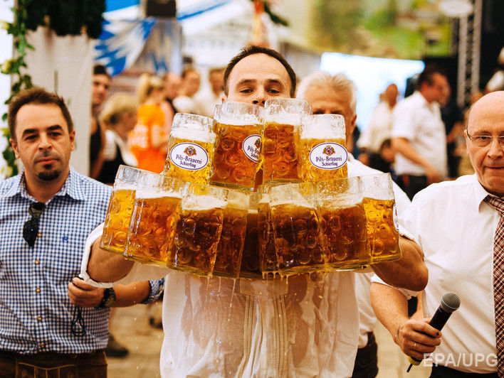 ﻿Житель Німеччини встановив рекорд із перенесення літрових келихів із пивом